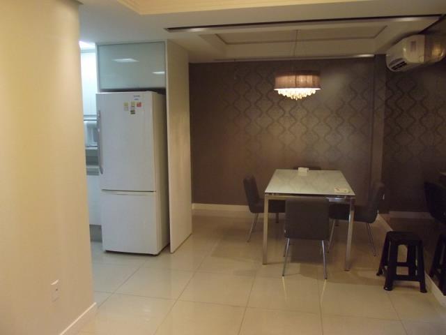Sala com Split instalado e mesa com linda decoração