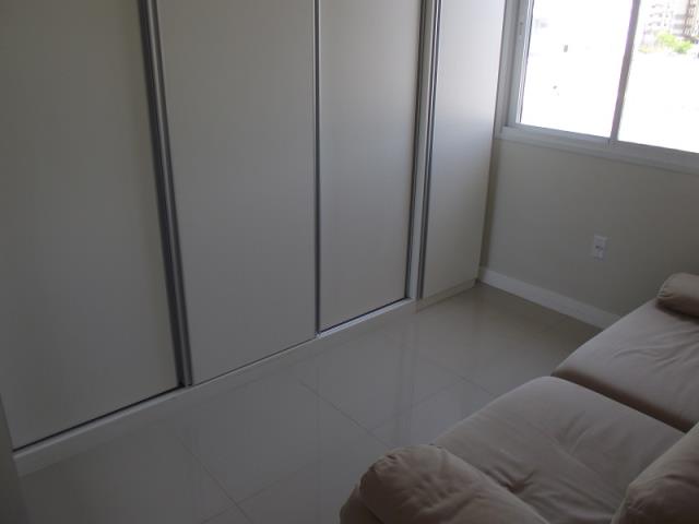 Quarto 01 com sofá cama e armários com Split Instalado.