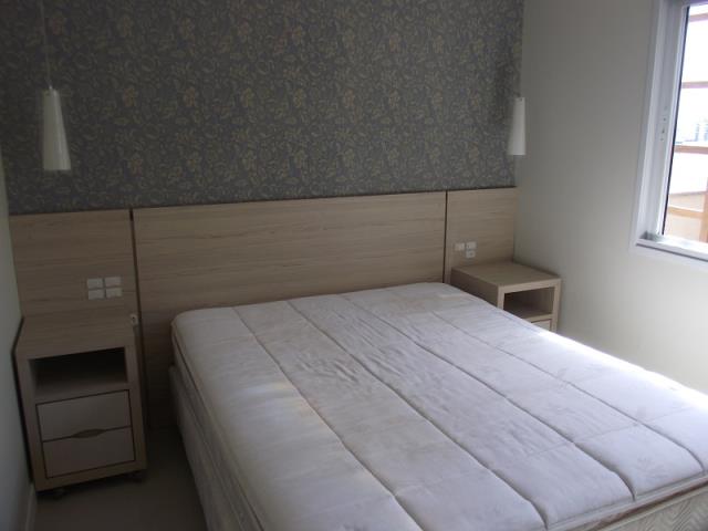 Quarto de Casal com painel, papel de parede, Split Instalado, Cama Box de Casal e Armários.