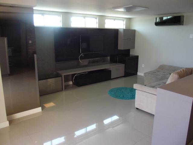 Sala de TV ampla montada e com Split Instalado.