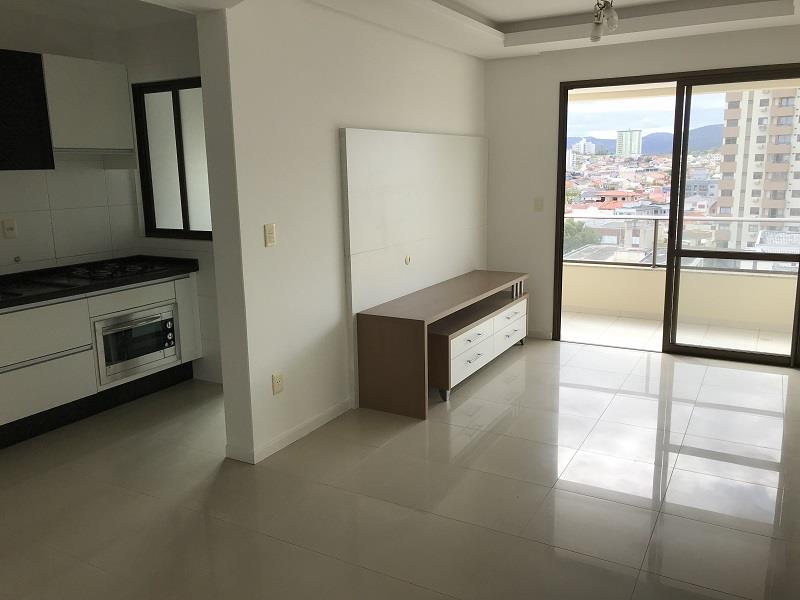Sala integrada com cozinha e sacada