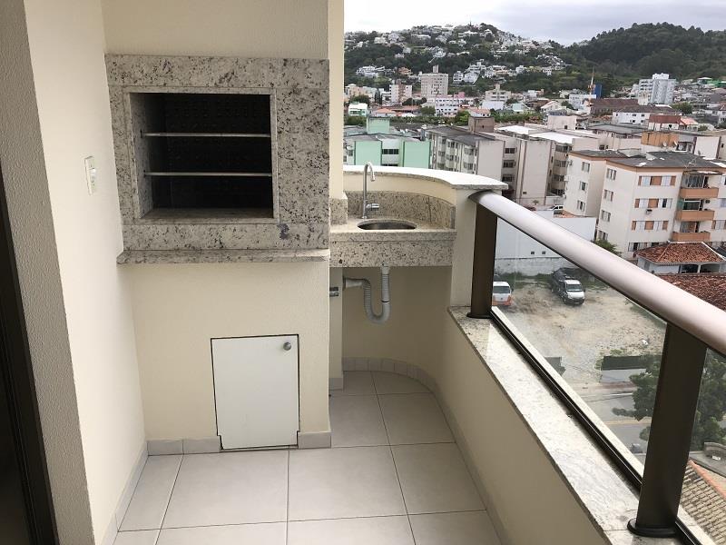 Sacada com churrasqueira a carvão e pia, vista linda para o Bairro