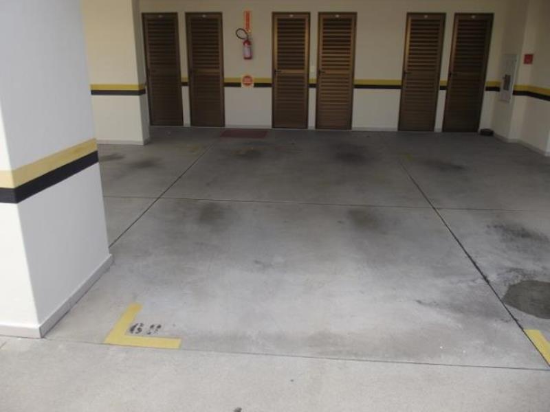 Garagem Livre e coberta com Box.