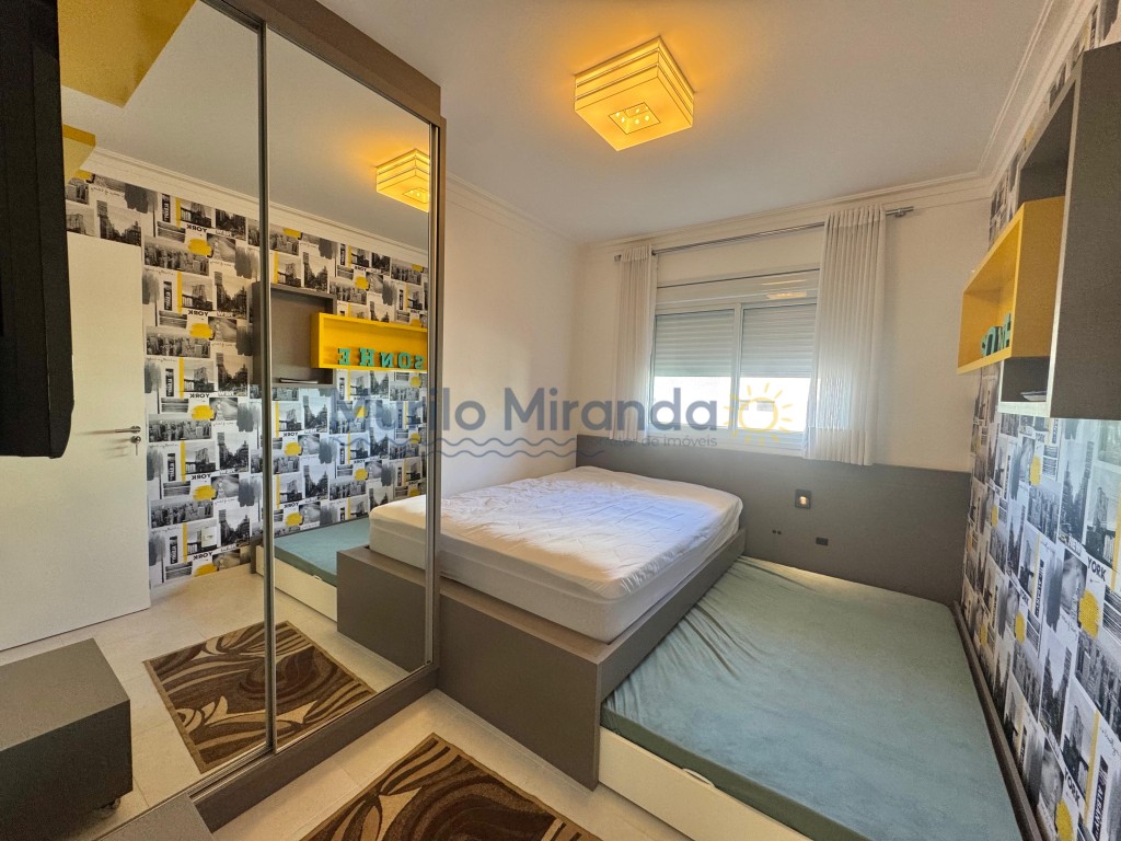 Dormitório com 1 cama de casal e 1 cama de solteiro