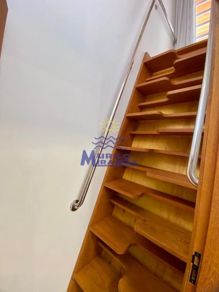 Escada de acesso ao quarto dormitório (suíte)