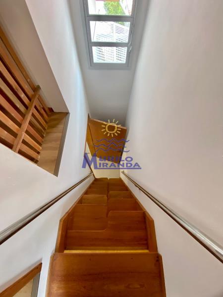 Escada de acesso ao quarto dormitório (suíte)