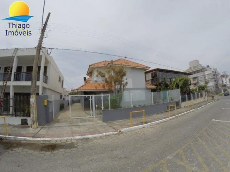 Casa com o Código 2420 para alugar na temporada no bairro Canasvieiras na cidade de Florianópolis com 2 dormitorio(s) possui 1 garagem(ns) possui 2 banheiro(s)