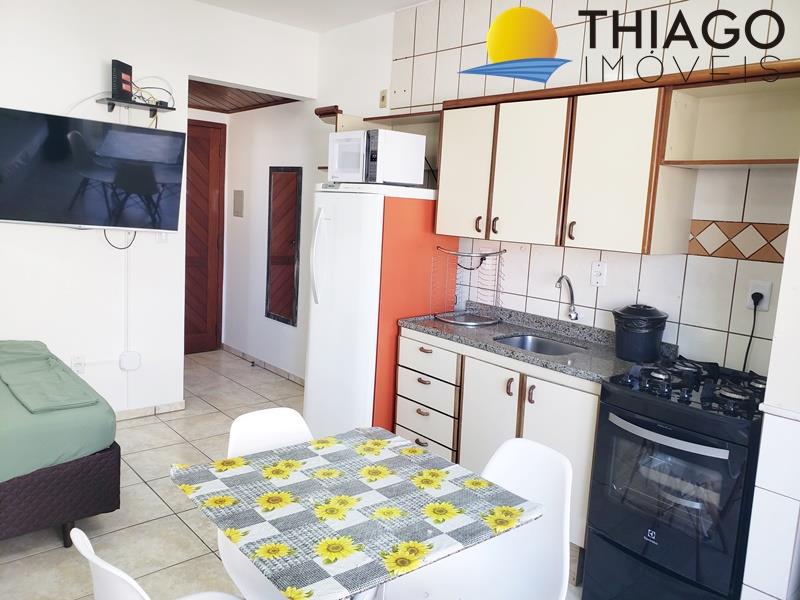 Kitnet com o Código 325 para alugar no bairro Canasvieiras na cidade de Florianópolis com 1 dormitorio(s) possui 1 garagem(ns) possui 1 banheiro(s) com área de 26,99 m2