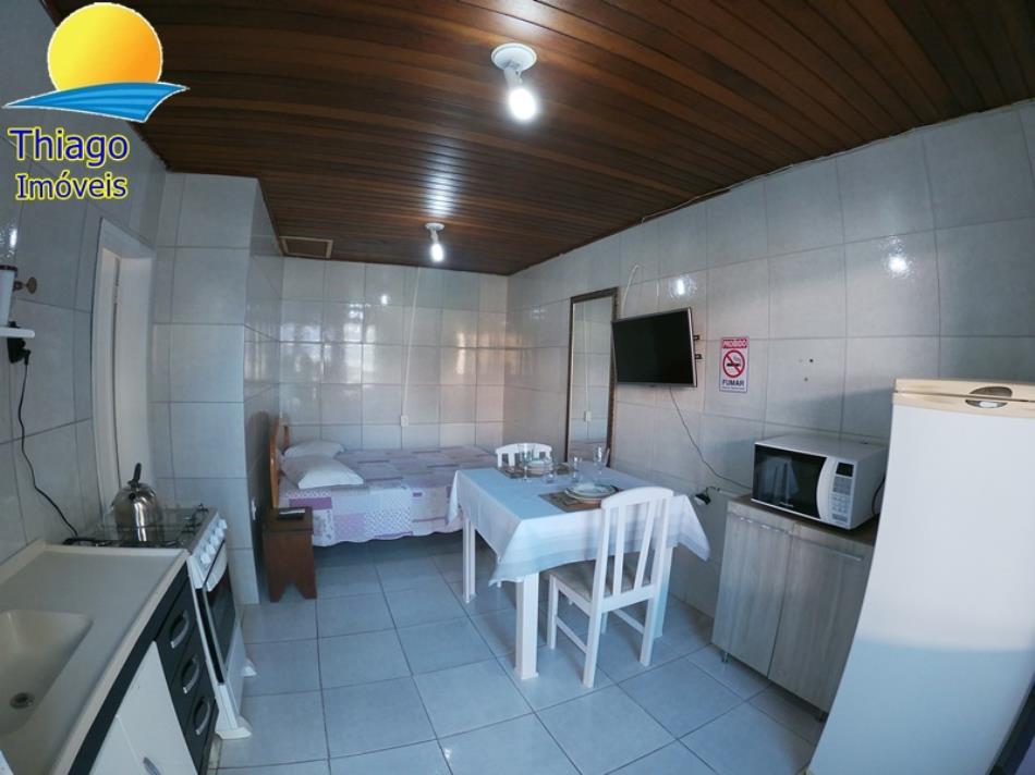Kitnet com o Código 71 para alugar na temporada no bairro Canasvieiras na cidade de Florianópolis com 1 dormitorio(s) possui 1 banheiro(s)