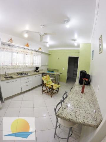 Apartamento com o Código 8230 para alugar na temporada no bairro Canasvieiras na cidade de Florianópolis com 2 dormitorio(s) possui 1 garagem(ns)