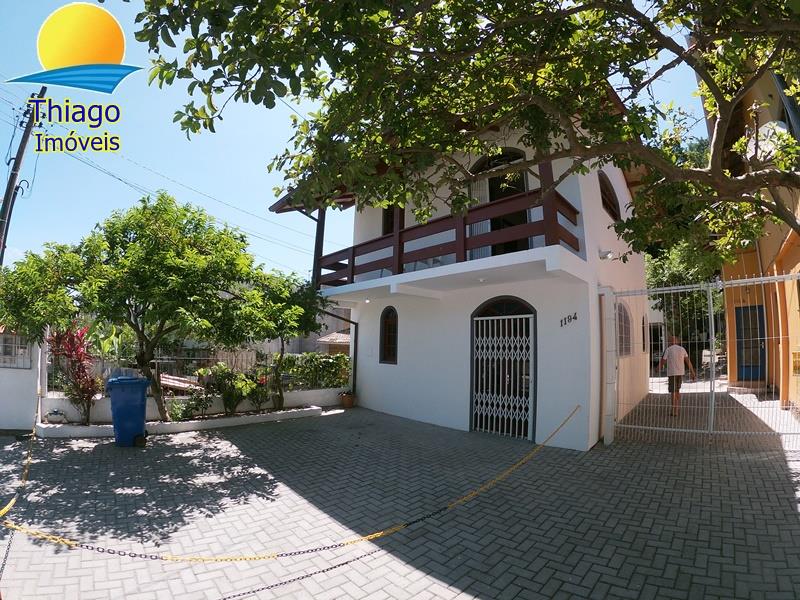 Apartamento com o Código 113 para alugar na temporada no bairro Canasvieiras na cidade de Florianópolis com 2 dormitorio(s) possui 1 garagem(ns) possui 1 banheiro(s)