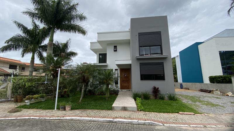 Casa com o Código 395 para alugar no bairro Cachoeira do Bom Jesus na cidade de Florianópolis com 4 dormitorio(s) possui 5 banheiro(s)