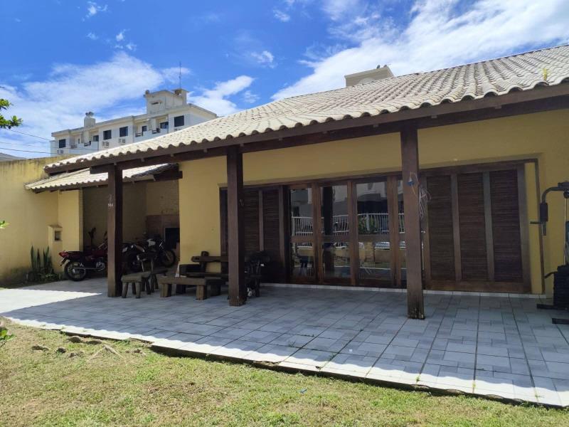 Casa com o Código 744 à Venda no bairro Canasvieiras na cidade de Florianópolis com 3 dormitorio(s) possui 1 garagem(ns) possui 4 banheiro(s)
