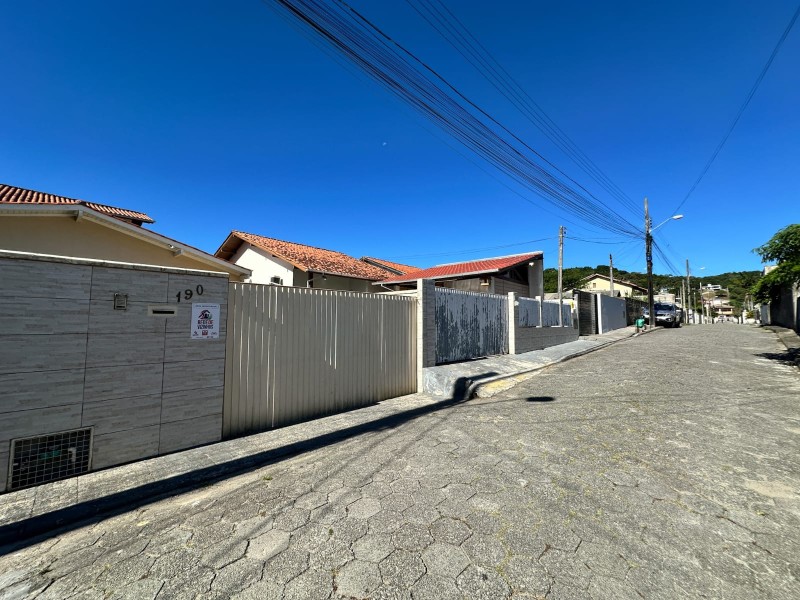 Casa com o Código 500 para alugar no bairro Cachoeira do Bom Jesus na cidade de Florianópolis com 4 dormitorio(s) possui 2 garagem(ns) possui 3 banheiro(s)