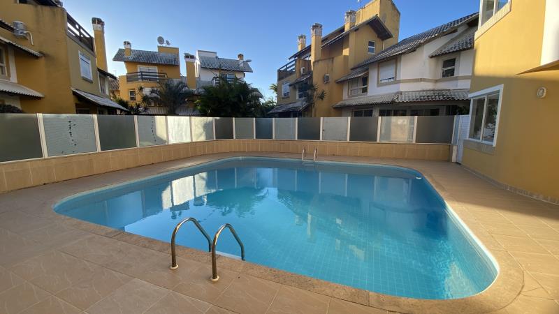 Casa com o Código 420 à Venda no bairro Cachoeira do Bom Jesus na cidade de Florianópolis com 4 dormitorio(s) possui 2 garagem(ns) possui 3 banheiro(s) com área de 158,02 m2