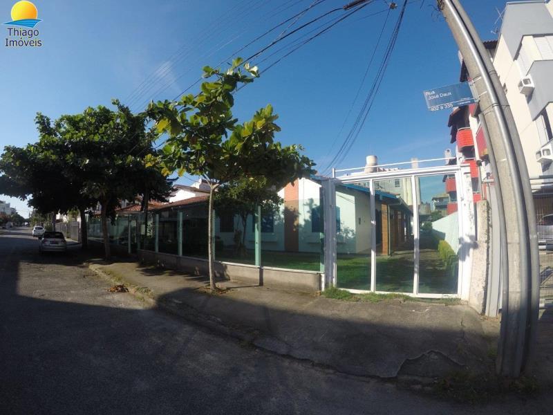 Casa com o Código 70 para alugar no bairro Canasvieiras na cidade de Florianópolis com 3 dormitorio(s) possui 1 garagem(ns) possui 1 banheiro(s) com área de 70,00 m2