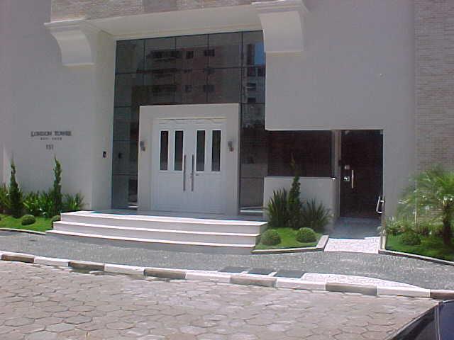 Apartamento Codigo 1451 para Alugar na temporadano bairro Centro na cidade de Balneário Camboriúna Imobiliária DeltaMar Entrada do Prédio