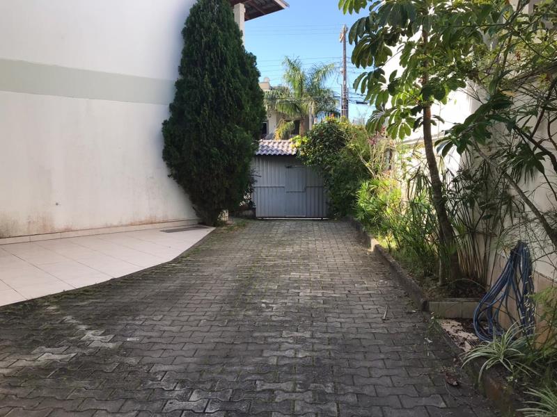 Sobrado Código 4675 para alugar no bairro Praia dos Amores na cidade de Balneário Camboriúna Imobiliária DeltaMar5 