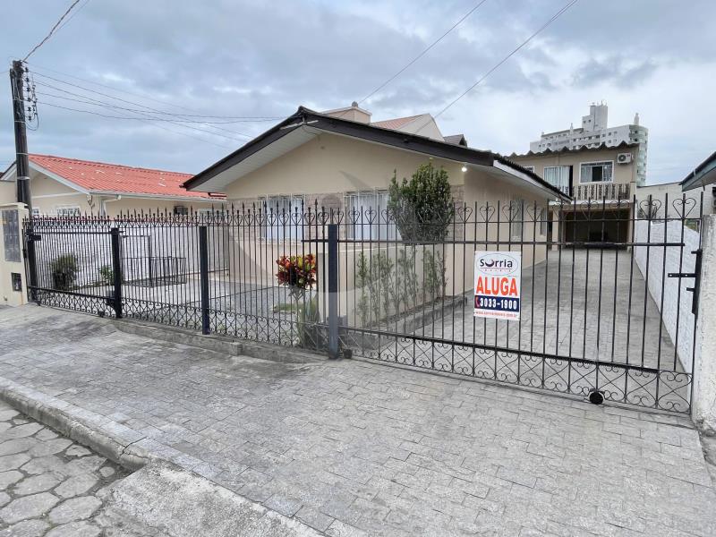 Casa Código 6004 para alugar no bairro Ponte do Imaruim na cidade de Palhoça Condominio 