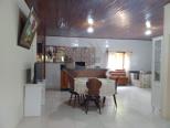 sala e cozinha com fogão a lenha