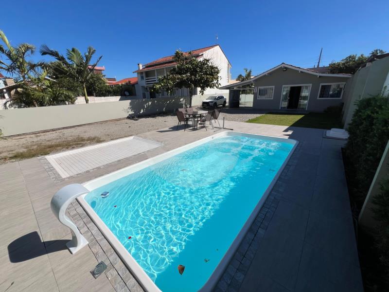 Casa Código 6435 a Venda no bairro Praia do Meio (Ens Brito) na cidade de Palhoça Condominio 