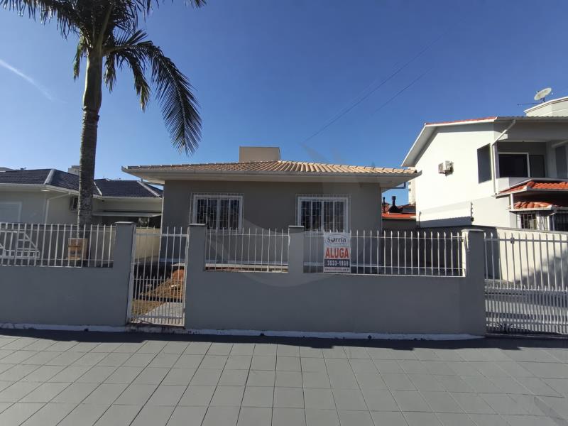 Casa Código 6460 para alugar no bairro Centro na cidade de Palhoça Condominio 