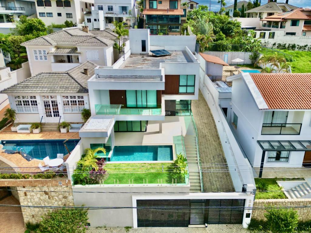 Casa a Venda no bairro Granville na cidade de Juiz de Fora — 4 quarto(s), 5 banheiro(s), 6 vaga(s), área 59500 m², Valor R$ 3490000.