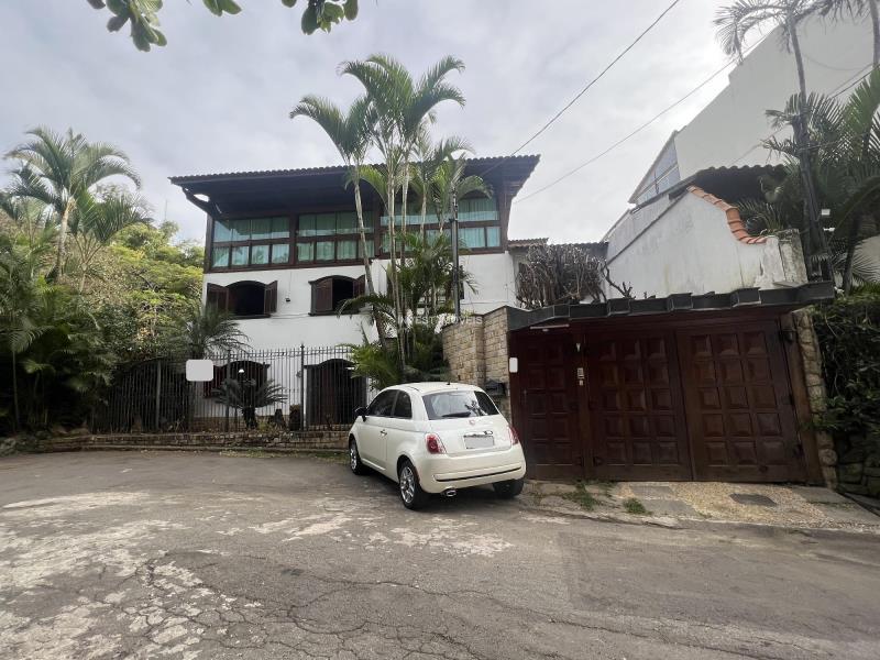 Casa a Venda no bairro Passos na cidade de Juiz de Fora — 3 quarto(s), 2 banheiro(s), 4 vaga(s), área 33800 m², Valor R$ 1850000.