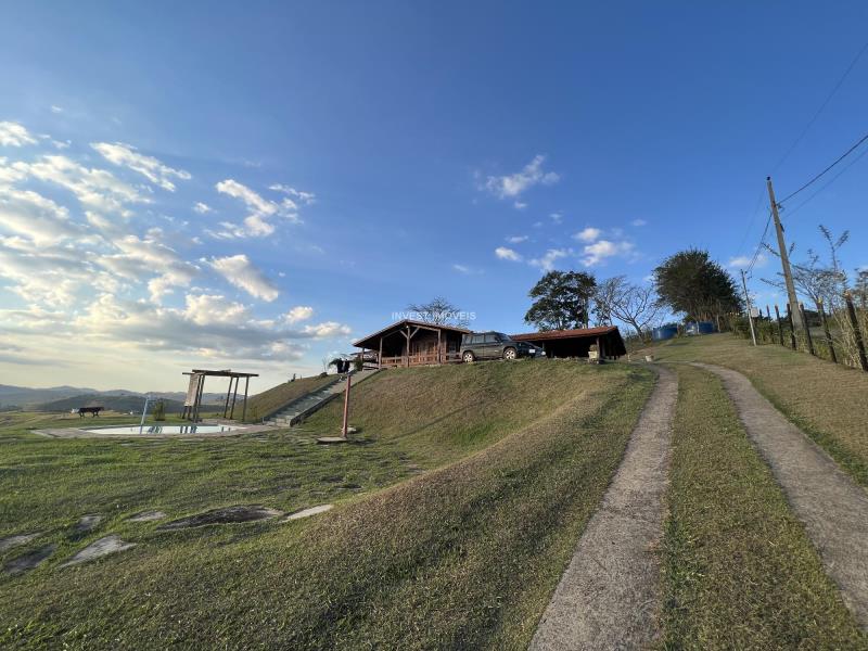 Granja a Venda no bairro Grama na cidade de Juiz de Fora — 4 quarto(s), 2 banheiro(s), Valor R$ 800000.