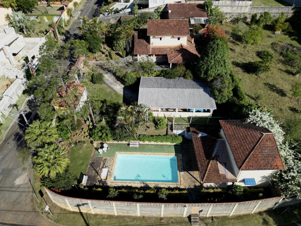 Casa a Venda no bairro Novo Horizonte na cidade de Juiz de Fora — 5 quarto(s), 2 banheiro(s), 15 vaga(s), área 42200 m², Valor R$ 1199900.