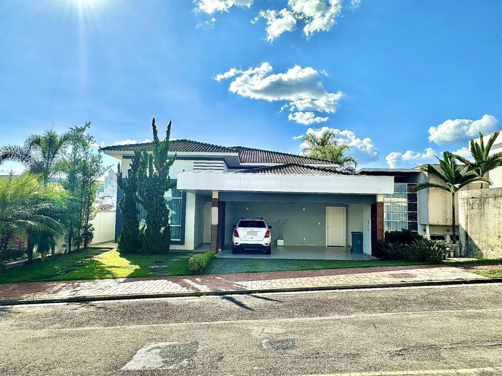Casa a Venda no bairro Estrela Sul na cidade de Juiz de Fora — 3 quarto(s), 4 banheiro(s), 4 vaga(s), área 36800 m², Valor R$ 3250000.