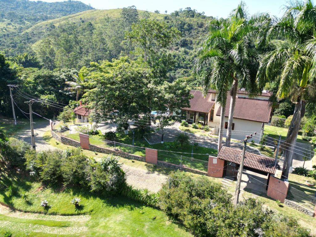 Casa a Venda no bairro Salvaterra na cidade de Juiz de Fora — 4 quarto(s), 3 banheiro(s), 2 vaga(s), área 27000 m², Valor R$ 1500000.