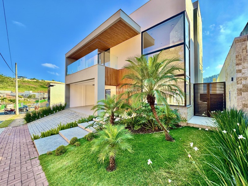 Casa a Venda no bairro Salvaterra na cidade de Juiz de Fora — 4 quarto(s), 4 banheiro(s), 2 vaga(s), área 32400 m², Valor R$ 2395000.