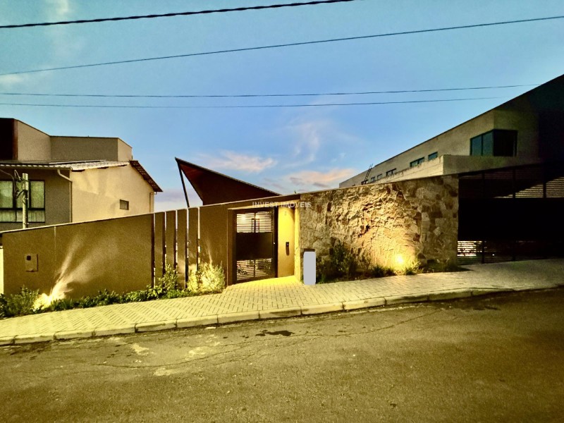 Casa a Venda no bairro Portal do Aeroporto na cidade de Juiz de Fora — 5 quarto(s), 5 banheiro(s), 4 vaga(s), área 50000 m², Valor R$ 4000000.