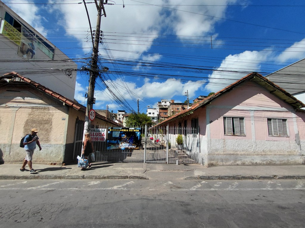 Casa-Codigo-2624-para-alugar-no-bairro-Santa-Luzia-na-cidade-de-Juiz-de-Fora