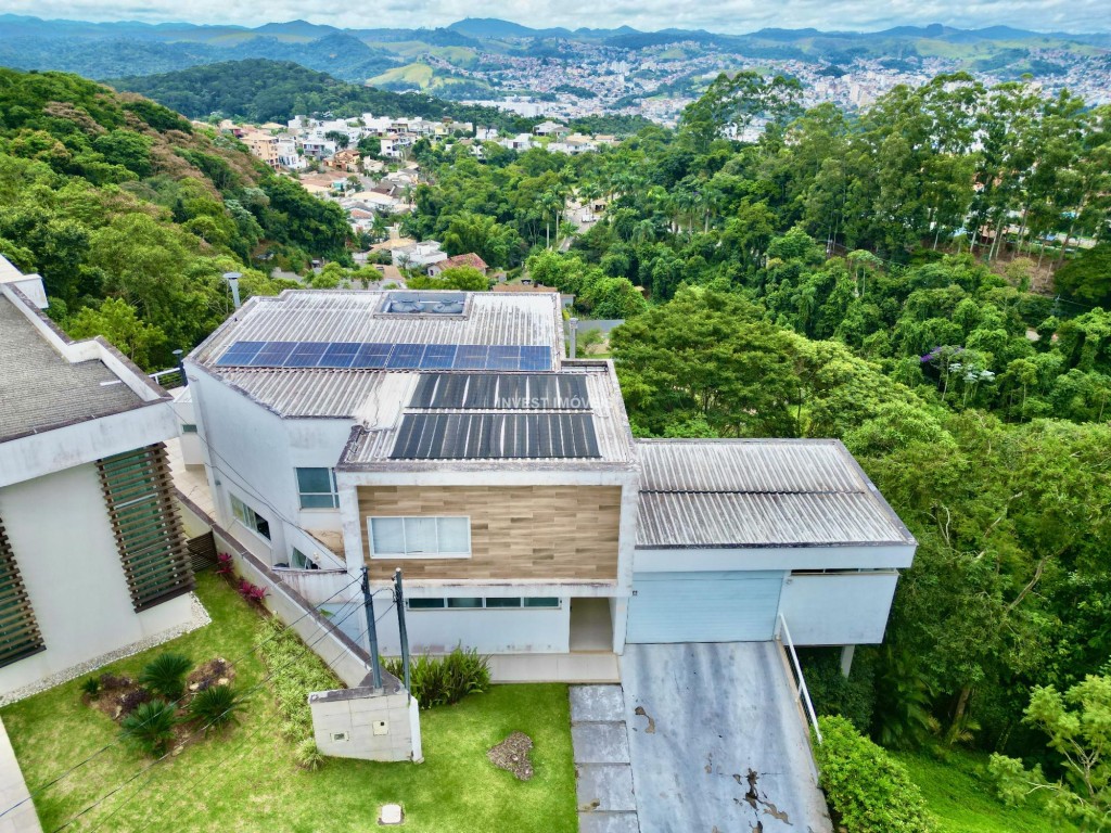 Casa a Venda no bairro Granville na cidade de Juiz de Fora — 3 quarto(s), 4 banheiro(s), 4 vaga(s), Valor R$ 2500000.