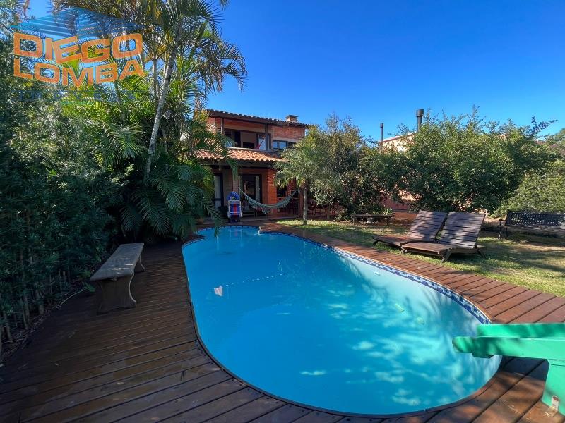Casa Aluguel Temporada, 3 dormitórios no bairro Cachoeira do Bom Jesus em Florianópolis - Código 2746