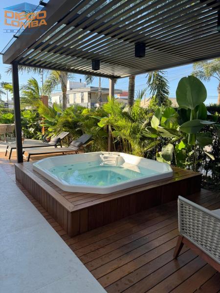 Casa para Comprar, 4 dormitórios no bairro Cachoeira do Bom Jesus em Florianópolis - Código 3576