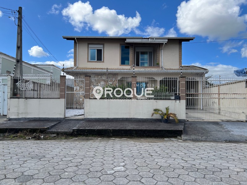 Casa Codigo 2022 a Venda no bairro Jardim das Palmeiras na cidade de Palhoça *Fachada - www.imoveisroque.com.br
