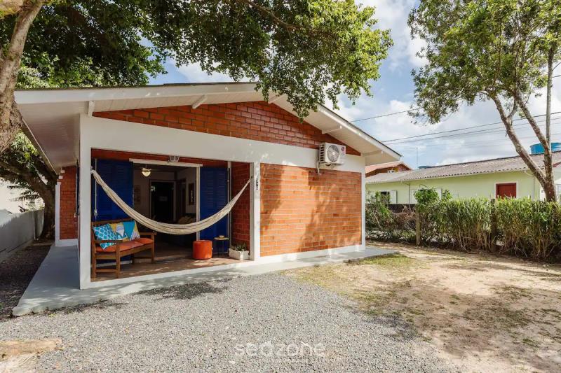 Casa-Codigo-2145-para-alugar-no-bairro-Barra-da-Lagoa-na-cidade-de-Florianópolis