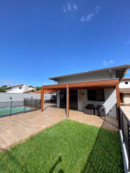 Casa-Codigo-2148-a-Venda-no-bairro-Barra-da-Lagoa-na-cidade-de-Florianópolis