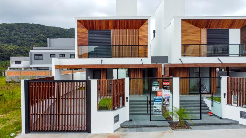 Casa-Codigo-2152-a-Venda-no-bairro-Rio-Tavares-na-cidade-de-Florianópolis