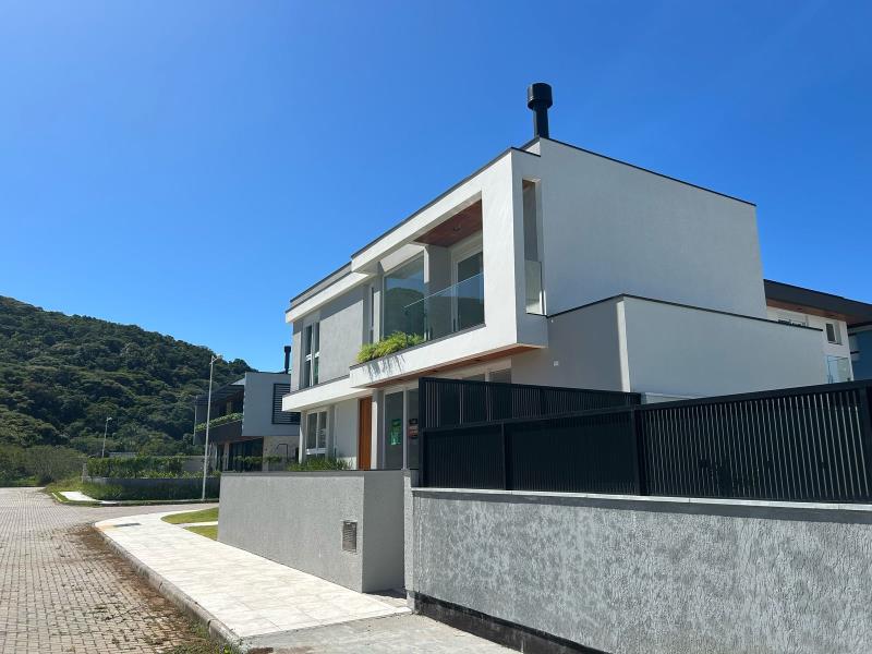 Casa-Codigo-2168-a-Venda-no-bairro-Rio-Tavares-na-cidade-de-Florianópolis