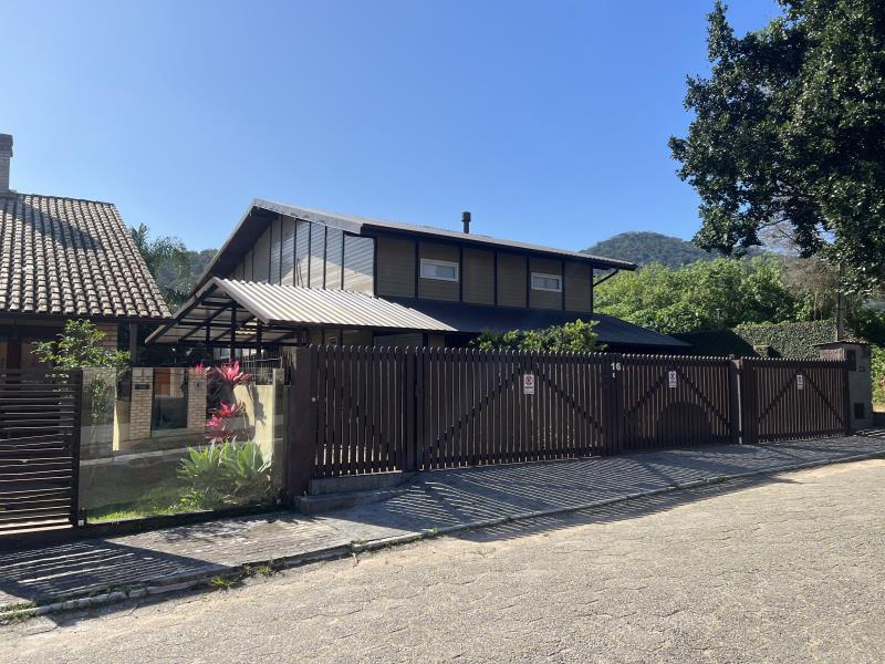 Casa-Codigo-2221-a-Venda-no-bairro-Lagoa-da-Conceição-na-cidade-de-Florianópolis