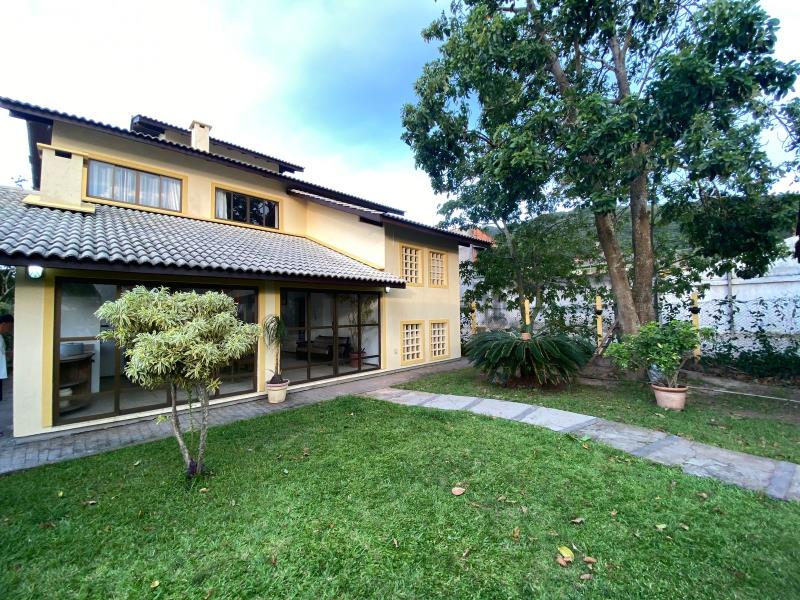 Casa-Codigo-2352-para-Alugar-na-temporada-no-bairro-Barra-da-Lagoa-na-cidade-de-Florianópolis