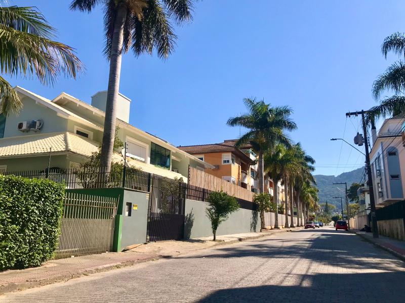 Casa-Codigo-2369-a-Venda-no-bairro-Lagoa-da-Conceição-na-cidade-de-Florianópolis
