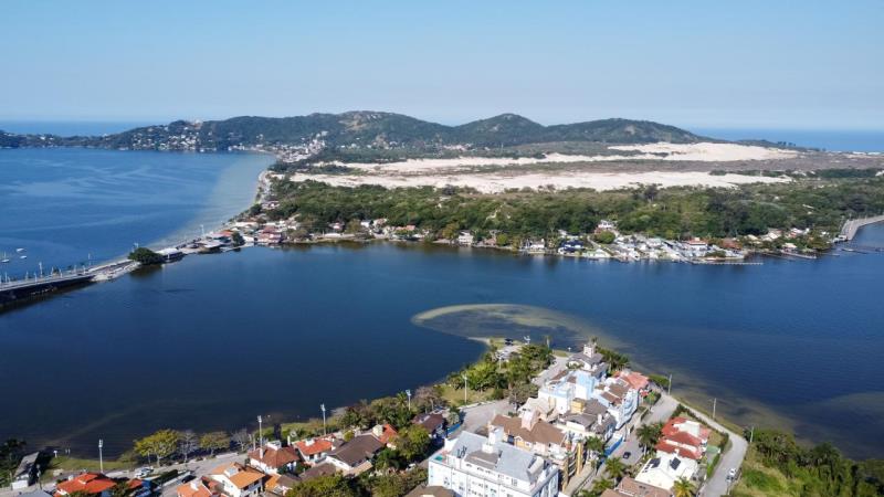Casa-Codigo-2369-a-Venda-no-bairro-Lagoa-da-Conceição-na-cidade-de-Florianópolis