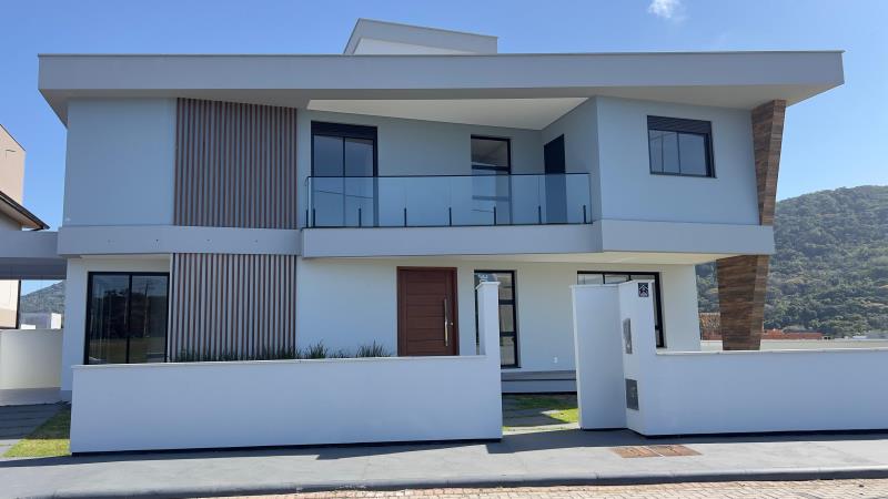 Casa-Codigo-2386-a-Venda-no-bairro-Rio-Tavares-na-cidade-de-Florianópolis