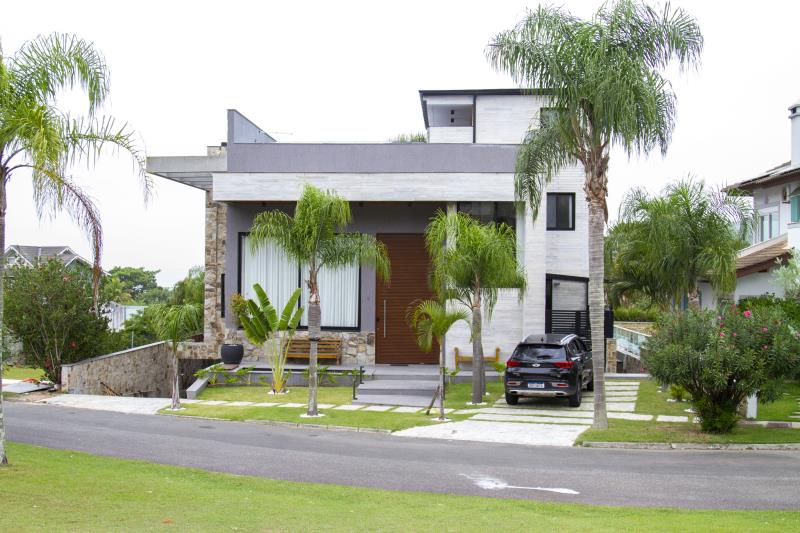 Casa-Codigo-2412-para-Alugar-na-temporada-no-bairro-Barra-da-Lagoa-na-cidade-de-Florianópolis