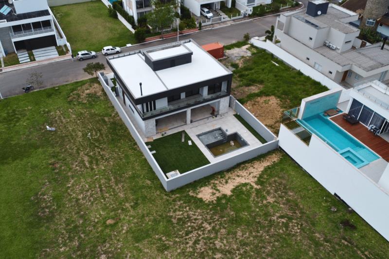 Casa-Codigo-2413-a-Venda-no-bairro-Lagoa-da-Conceição-na-cidade-de-Florianópolis